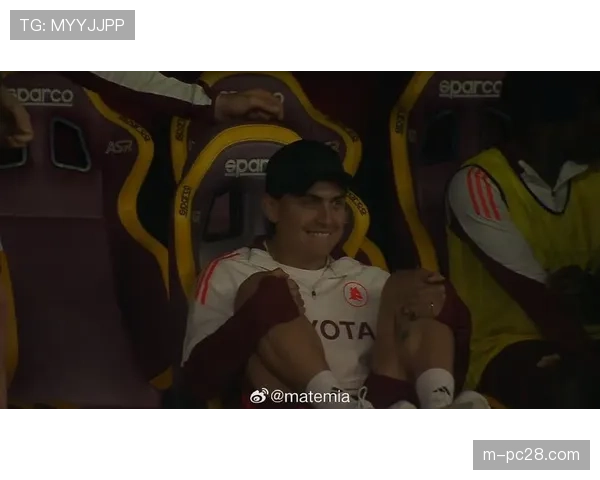 特写：迪巴拉任意球中柱，罗马全队抱头叹息