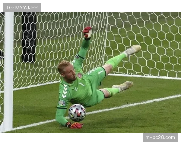 特写：尼斯门将小舒梅切尔扑点后指挥防线前压的瞬间